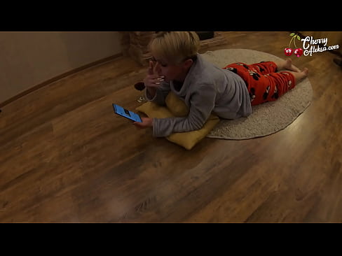 ❤️ I-Blonde ephambeneyo imunca iDick eNkulu efunxayo kwaye iqhwaba phezu kwayo - isondo leempundu ❤️  kumanyala xh.pornpics-de.ru ❌️❤